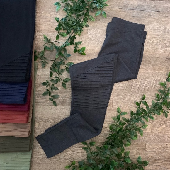 🚨 RESTOCKED! Charcoal Highwaist Moto Leggings - Picture 2 of 4